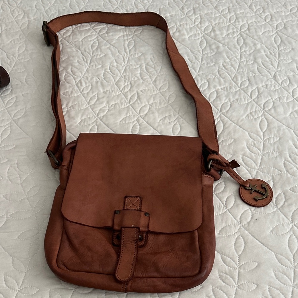 Elegant Tan Leather Messenger Bag